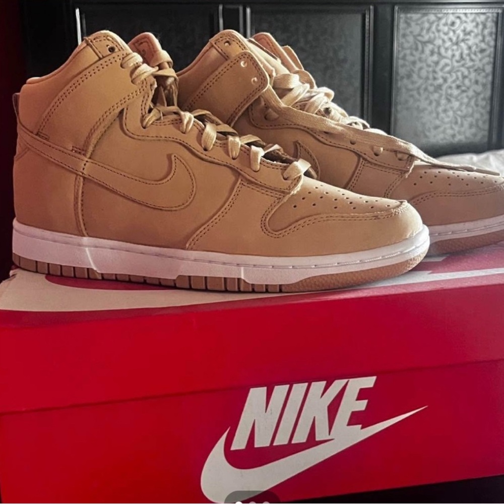 Nike Woman’s Tan High-Top Sneakers NEW